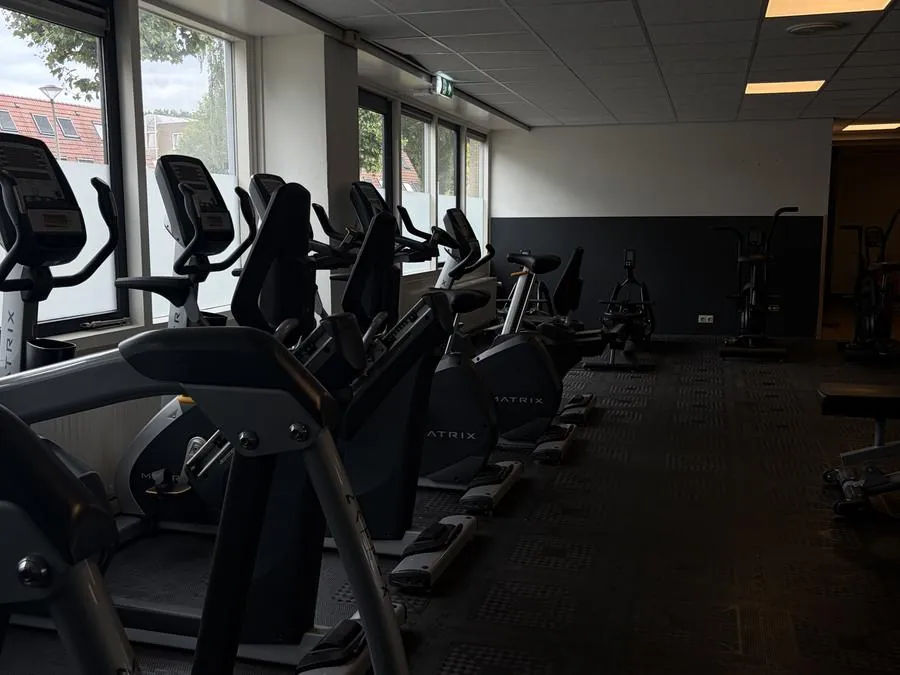Cardio-afdeling met hometrainers en veel daglicht in Bergen