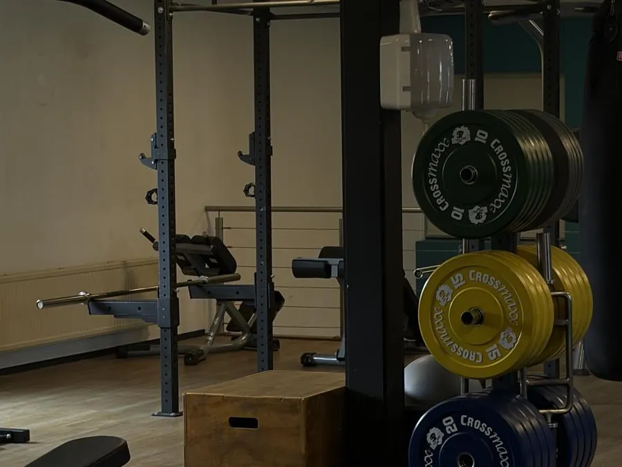 Vrije-gewichtenzone met squat rack en bumperplates in Medivitaal Fitness Bergen